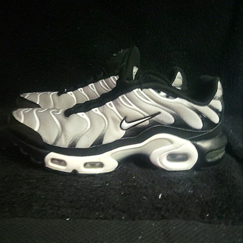 Nike Air Max Plus Metallic Silver and Black Size 7